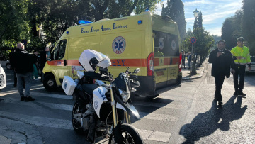 Τροχαίο κοντά στο Μέγαρο Μαξίμου: Αυτοκίνητο παρέσυρε και τραυμάτισε πεζό