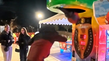 Νέα τούμπα του Ευτύχη Μπλέτσα: Έριξε μπουνιά σε μηχάνημα και βρέθηκε στο έδαφος, δείτε βίντεο