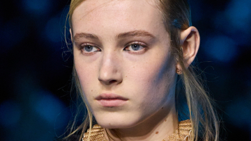 Slicked back: Όλη η έμπνευση που ψάχναμε για το απόλυτο χτένισμα των γιορτών
