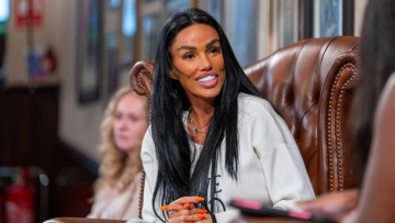 «Πεθαίνει μπροστά στα μάτια μας»: Φίλοι της Κέιτι Πράις ανησυχούν μετά την τελευταία της εμφάνιση