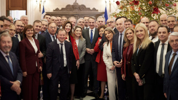 Μέσα στο Μαξίμου στη χαλαρή συνάντηση Μητσοτάκη με βουλευτές της ΝΔ: Η οικογενειακή φωτογραφία, η γραβάτα με τους τσολιάδες και το γούρι