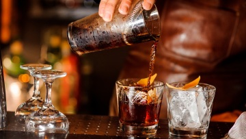 Συνελήφθησαν υπεύθυνος καταστήματος στη Ρόδο και καθηγήτρια για αλκοόλ σε ανήλικους