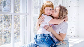 «Όταν μάθαμε τη διάγνωση, κατέρρευσα» λέει η μητέρα της μικρής Αλεξάνδρας με τη σπάνια νόσο BPAN
