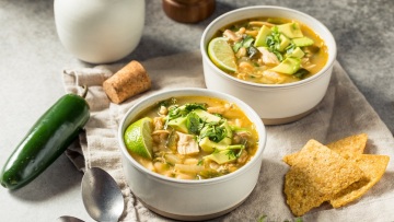 White Chicken Chili: Η χειμωνιάτικη σούπα που σάρωσε στο Google το 2025

