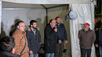 Να συνεχιστούν οι κινητοποιήσεις λένε οι αγρότες από το μπλόκο της Νίκαιας: «Δεν συντρέχει λόγος συνάντησης με Μητσοτάκη»