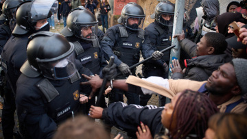 Εκατοντάδες μετανάστες στην Ισπανία εκδιώχθηκαν από πρώην λύκειο όπου είχαν βρει καταφύγιο
