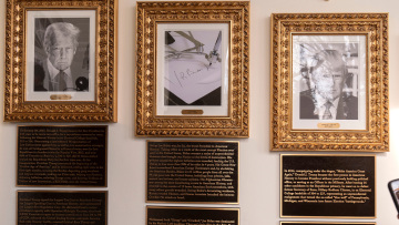 Ο Τραμπ... έβαλε την πινελιά του κάτω από τα πορτρέτα των προηγούμενων προέδρων: Ο διχαστικός Ομπάμα, ο κοιμισμένος Τζο και τα σκάνδαλα του Κλίντον
