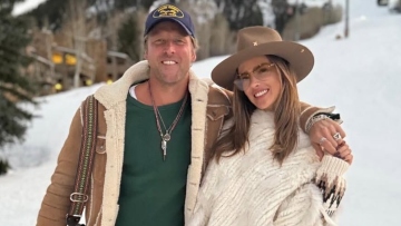 Η Αλεσάντρα Αμπρόσιο και ο Μπακ Πάλμερ ποζάρουν στα χιόνια