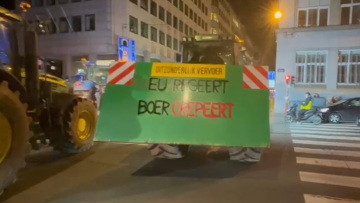 Νυχτερινό μπλόκο αγροτών στις Βρυξέλλες: Πάνω από 100 τρακτέρ απέκλεισαν τη λεωφόρο μπροστά από την Κομισιόν, δείτε βίντεο