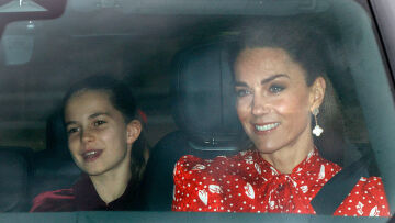 Οι πριγκίπισσες Kέιτ και Σάρλοτ με matching εμφανίσεις σε κόκκινο
