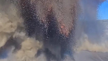 Πώς είναι τα 2 τελευταία λεπτά πριν σε «καταπιεί» το ηφαίστειο (vid)