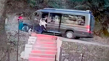 Σοκαριστικό βίντεο από την Ινδία: Επιβάτες «βουτάνε» από βαν που κατρακυλάει σε γκρεμό!