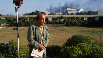Πέθανε ο θρυλικός πολεμικός ανταποκριτής Πίτερ Αρνέτ: Από το Βιετνάμ του '75, στο Ιράκ του 1991 και τις συνεντεύξεις με Σαντάμ και Μπιν Λάντεν