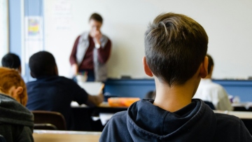 Η Βρετανία εκπαιδεύει δασκάλους για να εντοπίζουν στοιχεία μισογυνισμού στα παιδιά