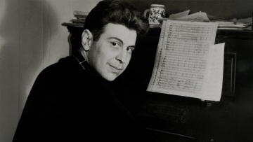 «Μίκης»: Η νέα συμπαραγωγή της COSMOTE TV για τη ζωή και το έργο του κορυφαίου Έλληνα μουσικοσυνθέτη 
