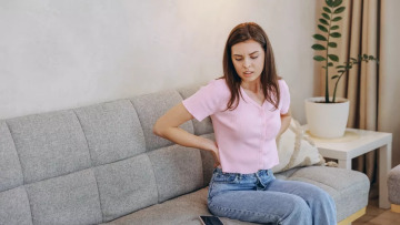 Κύστη κόκκυγος: Aπό το αρχικό σύμπτωμα μέχρι την οριστική αντιμετώπιση – Όλα όσα πρέπει να γνωρίζουμε
