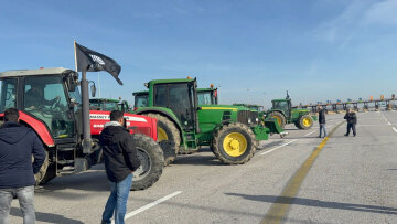 Οι αγρότες έκλεισαν και τα δύο ρεύματα κυκλοφορίας στα διόδια των Μαλγάρων, δείτε εικόνες