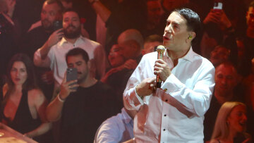 «Είμαι ο Γιώργος ο Μαζωνάκης ο αληθινός»: Όσα συνέβησαν στην πρεμιέρα του στη σκιά της καταγγελίας του 22χρονου, δείτε βίντεο