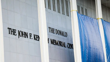 Το Κέντρο Κένεντι μετονομάστηκε σε Trump-Kennedy Center και η ανιψιά του JFK αντέδρασε με οργή: Σε τρία χρόνια, θα πάρω μια αξίνα να ξηλώσω αυτά τα γράμματα