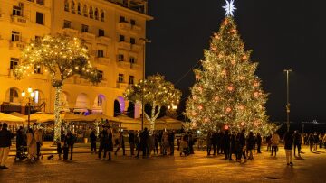6 υπέροχα φωτισμένες πόλεις στην Ελλάδα για να ζήσετε τη μαγεία των γιορτών
