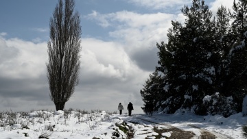 Κρύο, βροχές και τα πρώτα χιόνια στα ορεινά: Πώς διαμορφώνεται ο καιρός έως τα Χριστούγεννα