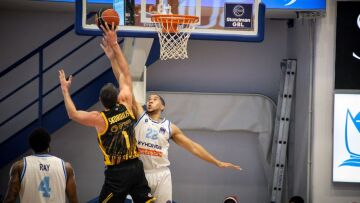 Η ΑΕΚ πήρε το θρίλερ στη Μύκονο επικρατώντας με 77-76, δείτε βίντεο