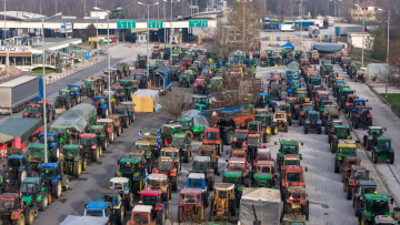 Στα μπλόκα αλλά με ανοιχτούς δρόμους οι αγρότες τα Χριστούγεννα, τι ώρες ανοίγουν τα διόδια το Σαββατοκύριακο