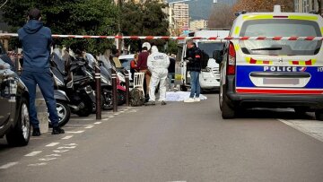 Bίντεο: Αστυνομικοί πυροβολούν και σκοτώνουν έναν 26χρονο που απειλούσε με μαχαίρι περαστικούς στην Κορσική