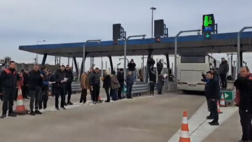 Οι αγρότες σηκώνουν τις μπάρες σε διόδια - Δείτε βίντεο από τους Σοφάδες στην Καρδίτσα
