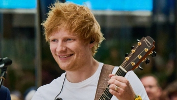 Ο Εντ Σίραν πόζαρε χωρίς μπλούζα μετά την απώλεια 30 κιλών