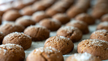 Φτιάχνοντας παραδοσιακά γλυκά στις Καρυές Λακωνίας
