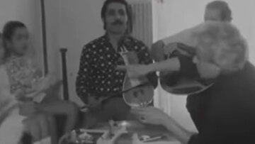 Σπάνιο βίντεο με τη Δόμνα Σαμίου να διδάσκει κρητικά κάλαντα Χριστουγέννων