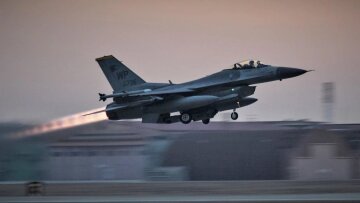 Αεροπορικές επιδρομές των ΗΠΑ κατά του Ισλαμικού Κράτους στη Συρία ως απάντηση για τον θάνατο δύο στρατιωτών: «Πλήττουμε πολύ δυνατά οχυρά του ISIS», λέει ο Τραμπ