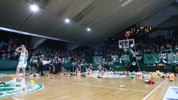 Σπουδαία κίνηση από τους φιλάθλους του Παναθηναϊκού: Πέταξαν λούτρινα κουκλάκια για το «Χαμόγελο του Παιδιού» στο παρκέ, βίντεο και φωτογραφίες