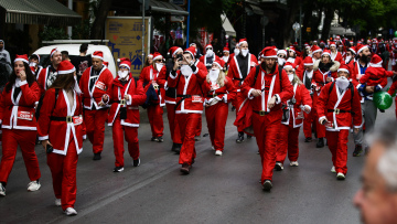 «Βούλιαξε» από Αϊ-Βασίληδες το κέντρο της Αθήνας για το Santa Run, δείτε βίντεο