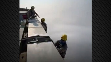 Κρεμασμένοι στα 828 μέτρα: Εργάτες από το Νεπάλ καθαρίζουν το ψηλότερο κτίριο του κόσμου στο Ντουμπάι σε βίντεο που κόβει την ανάσα
