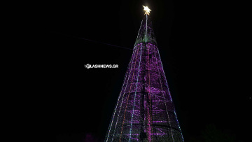 Φωταγωγήθηκε ένα από τα ψηλότερα χριστουγεννιάτικα δέντρα στα Χανιά, το ύψος του ξεπερνά 40 μέτρα