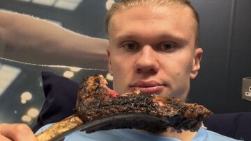 Ο Χάαλαντ ξεπέρασε τον Κριστιάνο Ρονάλντο σε γκολ στην Premier League και το γιόρτασε με μία tomahawk μπριζόλα, δείτε βίντεο 