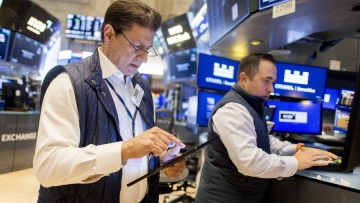 Wall Street: Με ορμή οι μετοχές στην εορταστική εβδομάδα – Στο κατώφλι ρεκόρ ο S&P 500