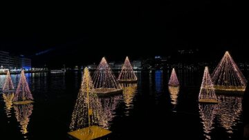 Χριστούγεννα στη Χαλκίδα: Γιορτινά φώτα καθρεπτίζονται στα νερά της