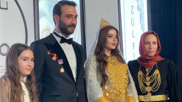 Γάμος από... χρυσό στην Τουρκία: Έλουσαν τη νύφη με κοσμήματα και αναγκάστηκε να καθίσει γιατί δεν άντεχε το βάρος, δείτε βίντεο