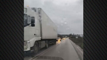 Μπλόκα των αγροτών: Έντονα κυκλοφοριακά προβλήματα στον άξονα Θήβα – Λιβαδειά, δείτε βίντεο