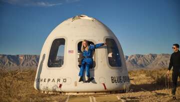 Επέστρεψε ο πρώτος άνθρωπος που ταξίδεψε στο Διάστημα με αναπηρικό αμαξίδιο: Τι δήλωσε; (βίντεο)