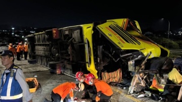 Δεκαέξι νεκροί σε τροχαίο στο οποίο ενεπλάκη λεωφορείο στην Ινδονησία 