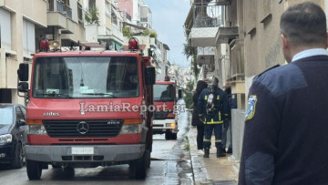 Λαμία: Άνδρας έχει κλειστεί σε διαμέρισμα πολυκατοικίας και απειλεί να βάλει φωτιά, δείτε βίντεο