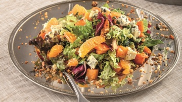 Σαλάτα με κολοκύθα, μανταρίνι, γκοργκοντζόλα και αλμυρή γκρανόλα
