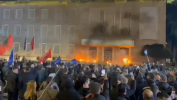 Σοβαρά επεισόδια σε αντικυβερνητική διαδήλωση στα Τίρανα, δείτε βίντεο