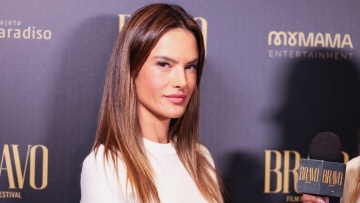 H Αλεσάντρα Αμπρόσιο στην πιο σέξι της εμφάνιση, πόζαρε τόπλες στο Instagram