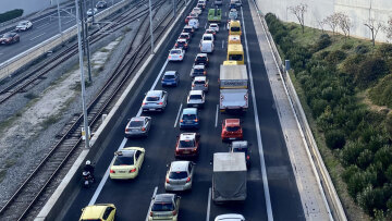 Μποτιλιάρισμα σε Κηφισό, Αττική Οδό, Σκαραμαγκά, Πειραιά και κέντρο - Live η κίνηση στις Εθνικές Οδούς 

