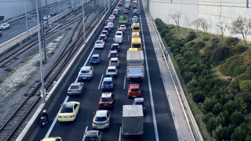 Τροχαίο στην Αττική Οδό μετά τον κόμβο Πεντέλης, κλειστές οι δεξιές λωρίδες προς αεροδρόμιο